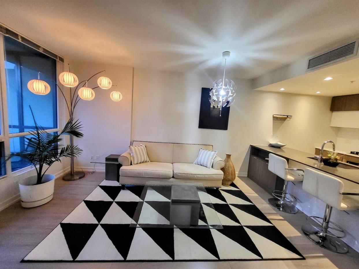 Your Perfect Escape - Modern Landmark Condo In Downtown Calgary - Free Parking- Premium Location エクステリア 写真